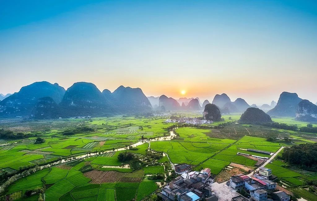 广西多姿多彩的民族风情与地理风光画卷