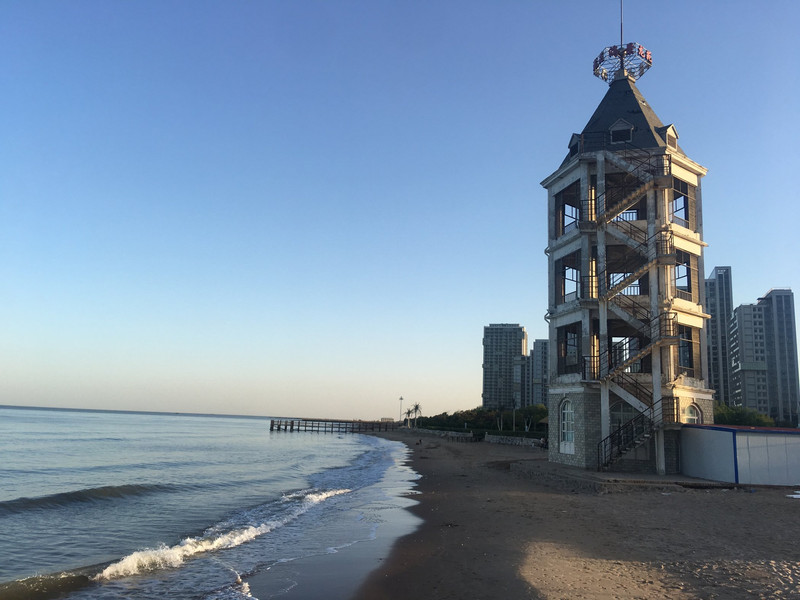 秦皇岛,渔网下的海天沉思